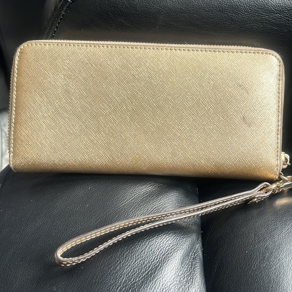 MICHAEL KORS GOLD WRISTLET CLUTCH - Picture 2 of 5